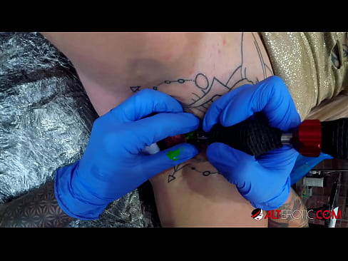 ❤️ Sully Savage, hottie estremamente tatuata, hà fattu un tatuatu nantu à u clitoris ️❌ Sluts à porn co.oldsex.ru ❌️